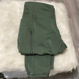 Green sports leggings with zipper pockets